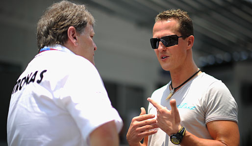Mercedes-Sportchef Norbert Haug (l.) will Michael Schumacher (r.) zu keiner Entscheidung drängen