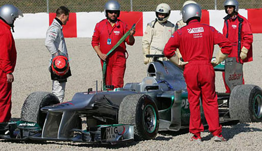 Michael Schumacher wurde Achter, landete aber mit seinem Mercedes im Kiesbett