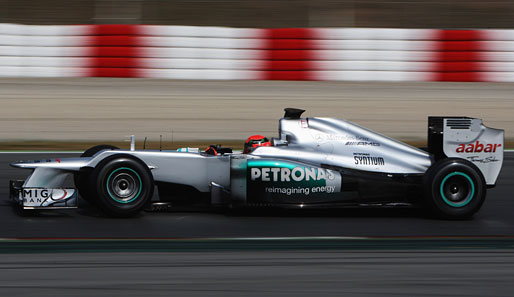 Michael Schumacher im neuen Mercedes während Testfahrten in Barcelona