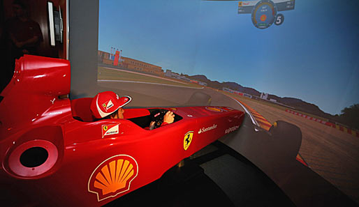 Fernando Alonso machte sich im Ferrari-Simulator fit für den China-GP in Shanghai