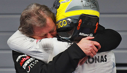 Mercedes-Sportchef Norbert Haug wollte Nico Rosberg nach dessen Sieg gar nicht mehr loslassen