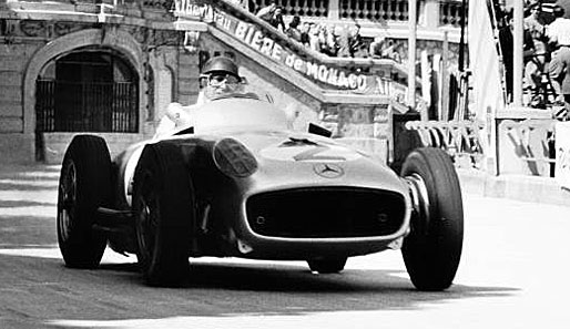 Juan Manuel Fangio feierte im Silberpfeil zwei seiner fünf WM-Titel in den 50er Jahren