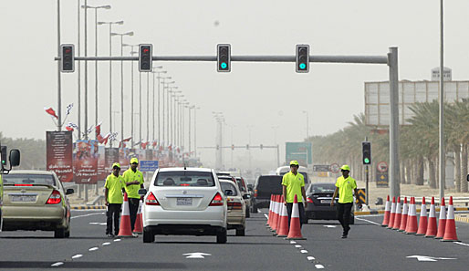 Mehrere Kilometer vor der Rennstrecke in Manama wurden Straßensperren errichtet