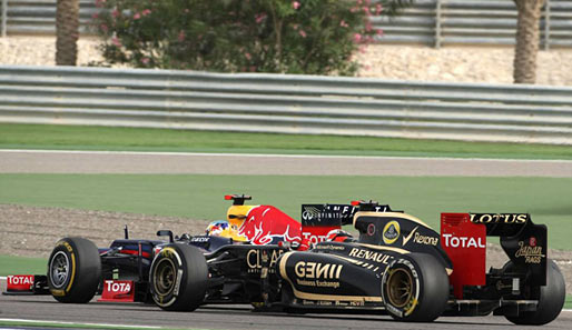 Kimi Räikkönen (r.) scheitert in Bahrain im Kampf um den Sieg an Sebastian Vettel