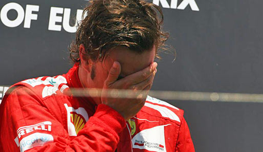Fernando Alonso weinte nach seinem Sieg in Valencia auf dem Podium