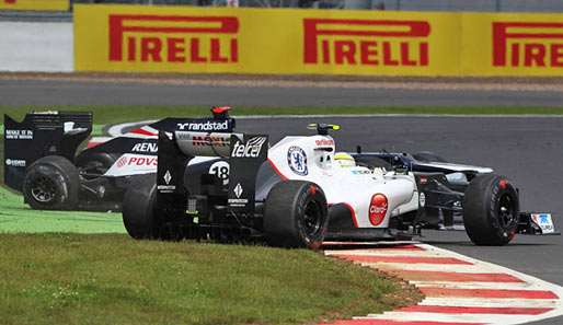 Pastor Maldonado (hinten) rutschte in Silverstone in den Sauber von Sergio Perez hinein