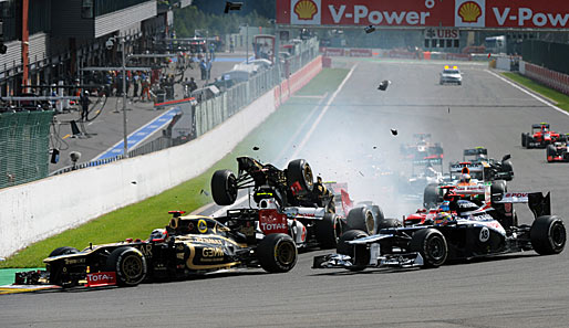 Romain Grosjean (o.) versuchte in Spa direkt nach dem Start einen heftigen Crash