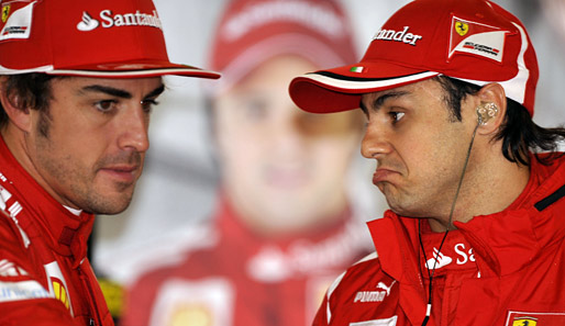 Felipe Massa (r.) würde nach einem Getriebewechsel von elf, Fernando Alonso als Siebter starten