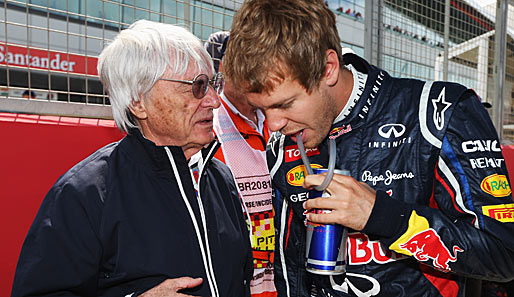 Weltmeister Sebastian Vettel (r.) wird der Wunsch von Bernie Ecclestone (l.) nicht gefallen