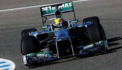 Nico Rosberg drehte im neuen F1 W04 die ersten Runden, begleitet von einem Kamera-Wagen