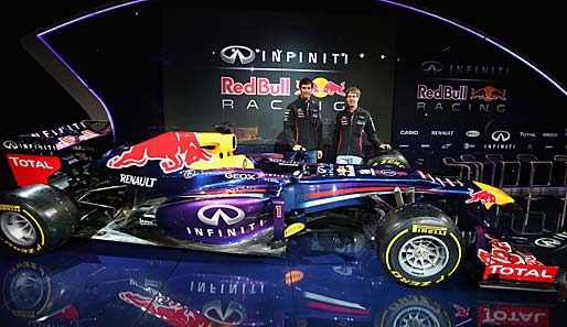 Mark Webber (l.) und Weltmeister Sebastian Vettel (r.) enthüllten den neuen Red-Bull-Boliden