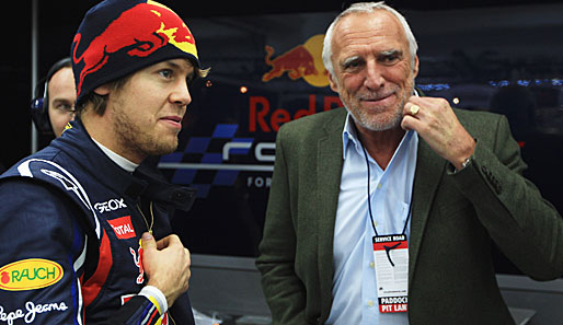 Red-Bull-Boss Dietrich Mateschitz (r.) sieht bei Sebastian Vettel (l.) eine unglaubliche Entwicklung