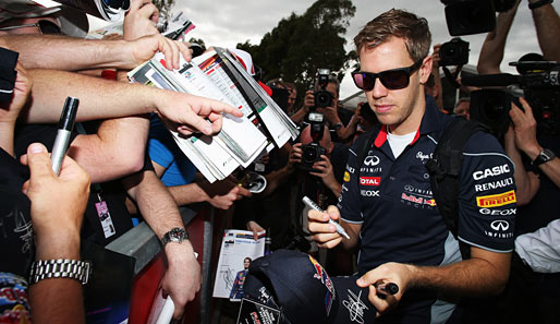 Sebastian Vettel erfüllte schon vor dem ersten Training in zahlreiche Autogrammwünsche