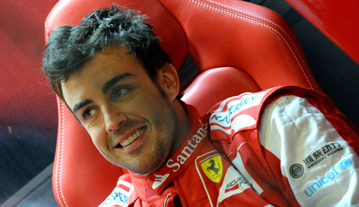 Während des Regens entspannte sich Lokalmatador Fernando Alonso bei seinem Heim-GP in der Box