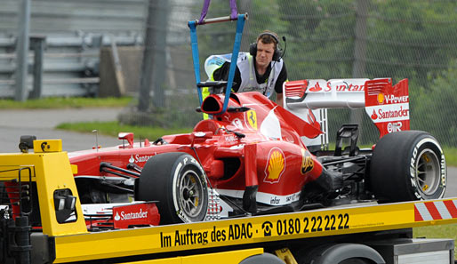 Während sein Ferrari abgeschleppt wurde, musste Fernando Alonso mit dem Roller zurück zur Box