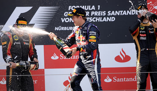 Sebastian Vettel (M.) machte Kimi Räikkönen bei der Siegerehrung am Nürburgring nass
