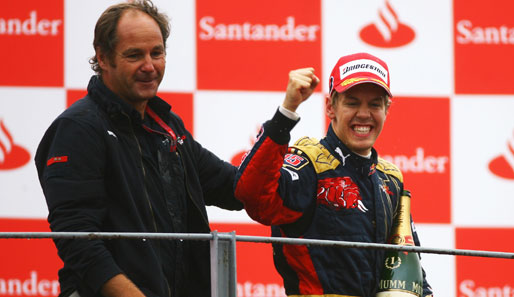 Gerhard Berger (l.) und Sebastian Vettel feiern hier den ersten GP-Sieg mit Toro Rosso