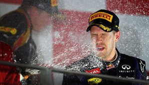 Sebastian Vettel feiert fröhlich seinen Sieg in Singapur