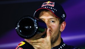 Sebastian Vettel nahm seine Champagner-Flasche in Indien mit zur Pressekonferenz