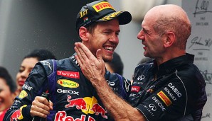 Adrian Newey (r.) beglückwünscht Sebastian Vettel (l.) zu dessen viertem WM-Titel in Folge