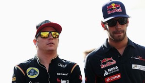 Kimi Räikkönen (l.) wird zur kommenden Saison wieder in den Ferrari-Stall zurückkehren