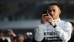 Glück gehabt: Lewis Hamilton hat einen Test-Unfall unbeschadet überstanden.