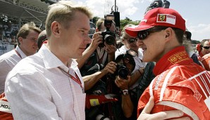 Mika Häkkinen (l.) und Michael Schumacher (r.) lieferten sich auf der Strecke stets packende Duelle