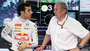 Daniel Ricciardo (l.) im Gespräch mit Helmut Marko