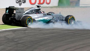 Lewis Hamilton flog in der Quali spektakulär ab und knallte in den Reifenstapel