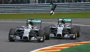 Kleine Berührung mit großen Folgen: Nico Rosberg (r.) schlitzt Lewis Hamilton den Reifen auf