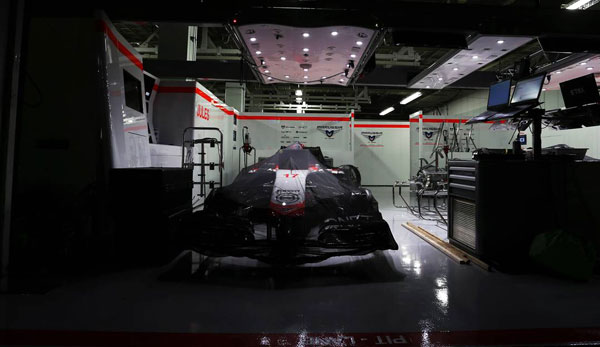 Jules Bianchis Marussia in der Box vor dem Rennen in Suzuka