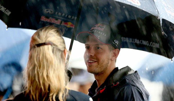 Sebastian Vettel kann wieder lachen, selbst wenn er wie in Suzuka im Regen steht