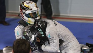 Nico Rosberg (r.) und Lewis Hamilton beim gemeinsamen Feiern