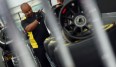 Pirellis Mitarbeiter bereiten die Formel-1-Reifen in der Saison 2016 nach Teamwünschen vor