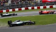 Der Start in Kanada: Nico Rosberg muss ins Gras, weil Lewis Hamilton hart kämpfte