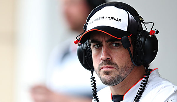 Fernando Alonso fährt mit dem McLaren der Konkurrenz hinterher