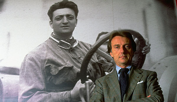 Luca di Montezemolo vor einem Porträt von Enzo Ferrari