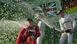 Sebastian Vettel feiert mit dem Merceds-Piloten nach dem Grand Prix in Melbourne