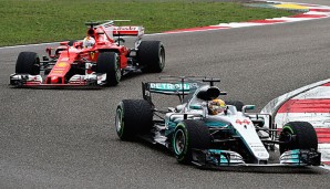 Sebastian Vettel und Lewis Hamilton geben sich ein Duell auf Augenhöhe