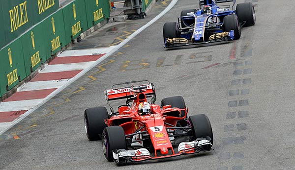 Sebastian Vettel liegt in Singapu weit vor Lewis Hamilton