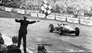 1964: Nach fünf von zehn Rennen liegt John Surtees bereits 20 Punkte zurück - damals eine ganze Welt. Doch dann gelingt Graham Hill und Jim Clark in den letzten vier Rennen nur noch je einmal die Einfahrt in die Punkte
