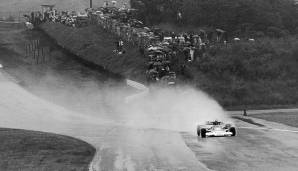 1976: Niki Lauda stürmt Richtung Titel, dann verunglückt er fast tödlich am Nürburgring und muss verletzt zwei Rennen auslassen. Beim verregneten Japan-GP kommt es dann zum Showdown zwischen ihm und Rivale James Hunt (im Bild)