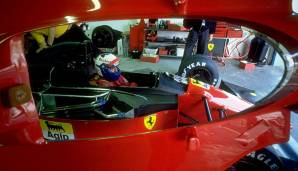1984: Zwischenzeitlich führt Alain Prost mit 11,5 Punkten vor Niki Lauda. Doch der Österreicher steckt nie auf und kämpft sich zurück