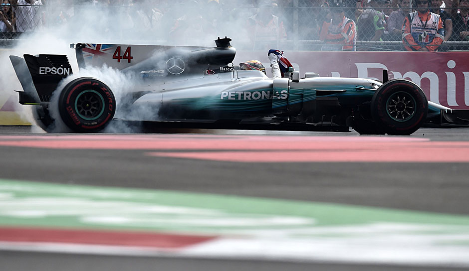 Lewis Hamilton hat sich zum vierten Mal in seiner Formel-1-Karriere zum Weltmeister gekrönt. Damit zieht der Engländer bei der Titelanzahl mit Sebastian Vettel und Alain Prost gleich. Hier gibt's die Mehrfach-Weltmeister im Überblick