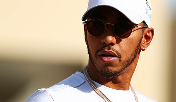Lewis Hamilton nach dem Training mit Sonnenbrille