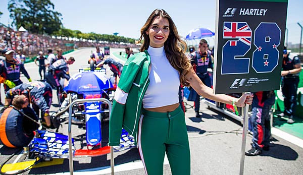 Ein Grid Girl präsentiert Brendon Hartley von Toro Rosso