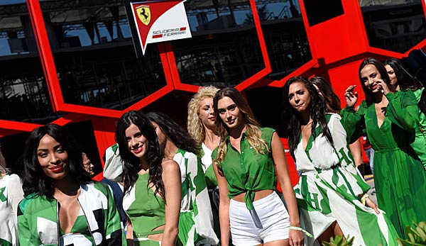 Die Grid Girls der Formel 1 auf dem Weg in die Startaufstellung