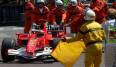 Michael Schumacher musste von den Streckenposten weggeschoben werden.