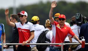 Kimi Räikkönen (r.) und sein Nachfolger bei Ferrari, Charles Leclerc.