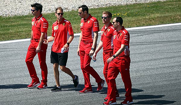 Sebastian Vettel läuft mit seinem Ferrari-Team schon einmal die Rennstrecke im österreichischen Spielberg ab.